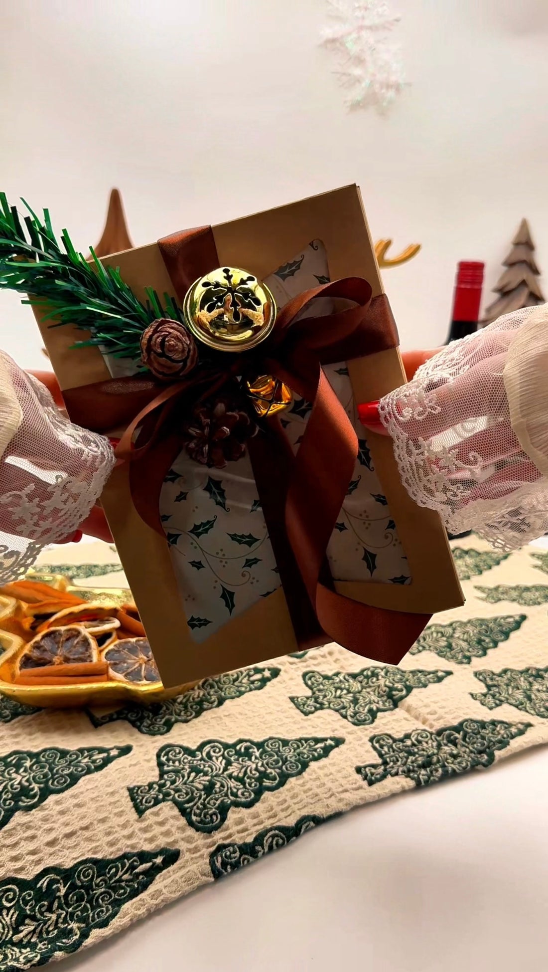 10 MulledPops Gift Box with a Decoration on Top - Sip&