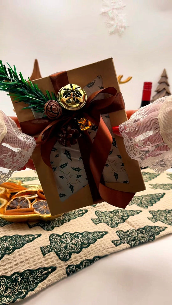 10 Christmas MulledPops Gift Box with a Christmas Decoration on Top